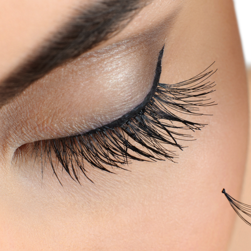 Verleihe den Augen deiner Kundinnen faszinierenden Ausdruck! Als Wimpern-Stylist oder Lash Stylist zauberst du individuelle Looks – von natürlicher Betonung bis hin zu dramatischem Volumen.