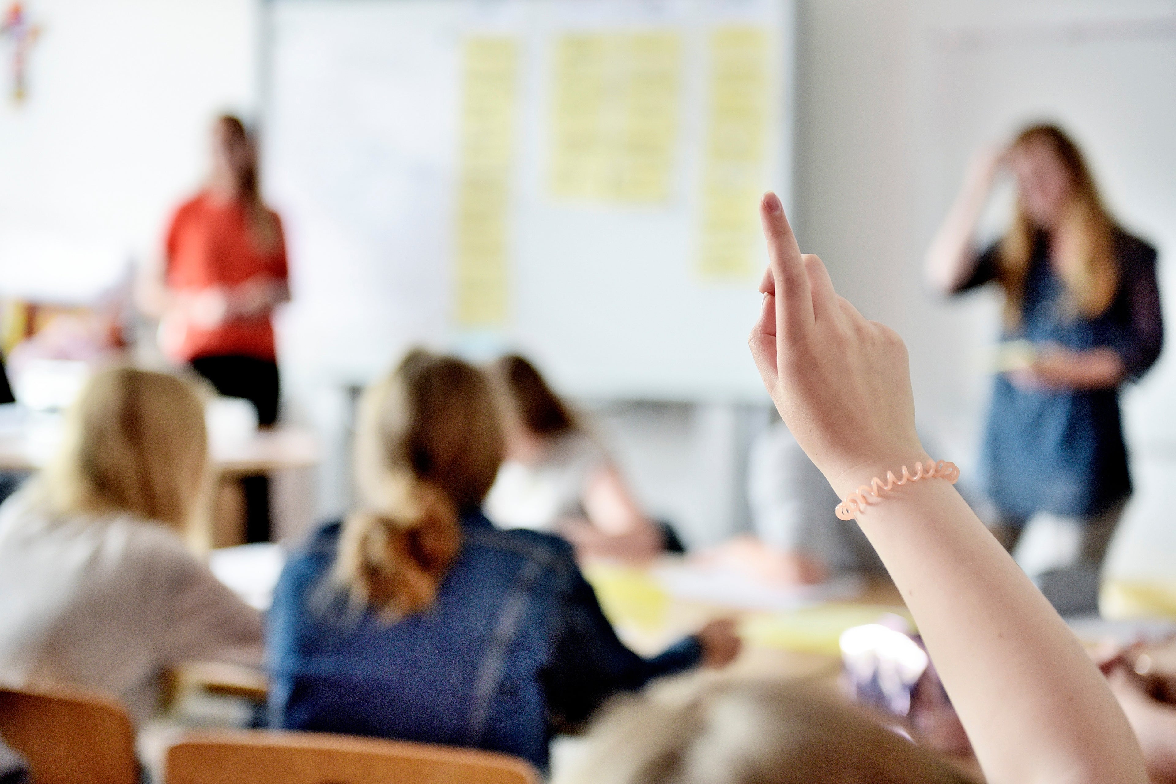 Kosmetikschule mit Präsenzunterricht – Praxisorientierte Ausbildung für zukünftige Kosmetikerinnen.